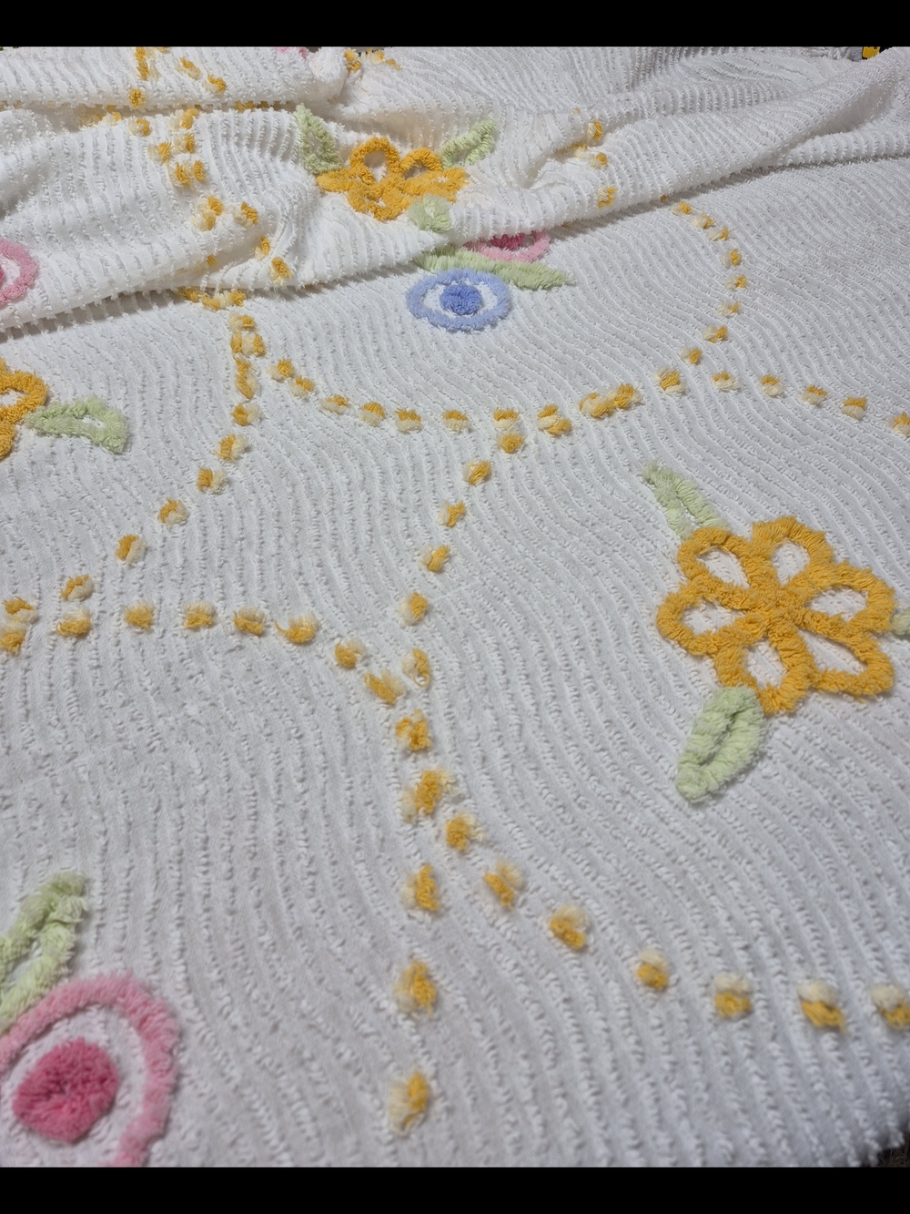 Vintage White Tufted Chenille Bedspread - Picture 5 of 5
